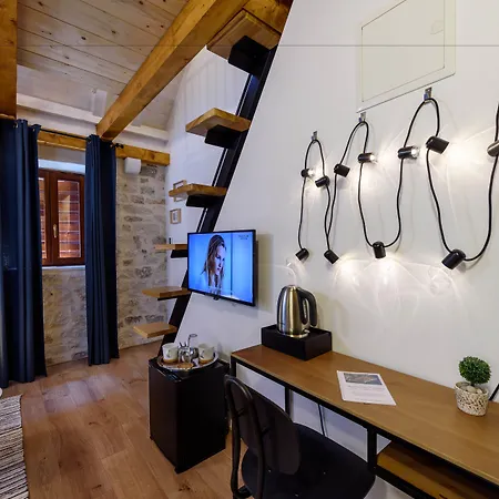 & Tiramola - Old Town Gasthof Trogir