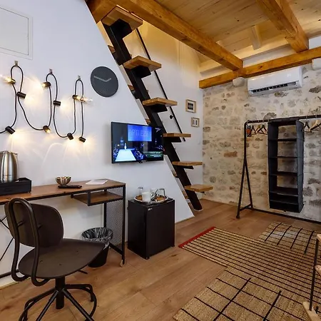 & Tiramola - Old Town