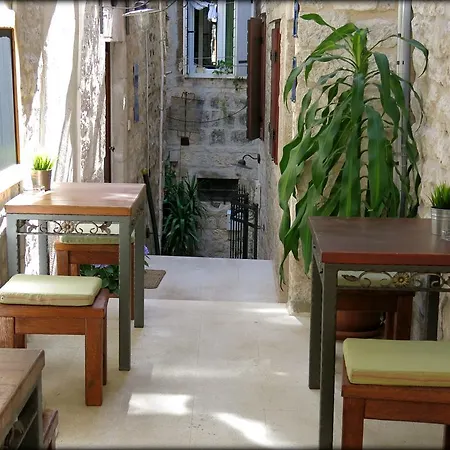 Pensión & Tiramola - Old Town 3*