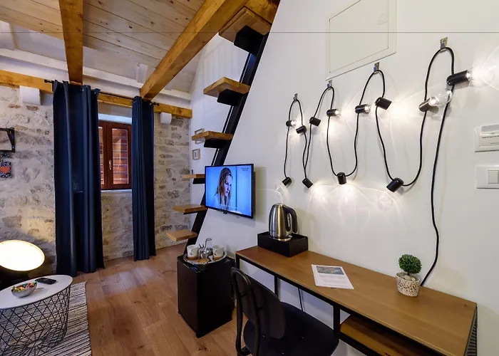 & Tiramola - Old Town Πανσιόν Τρογκίρ