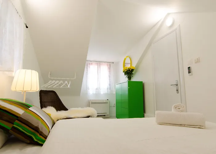 Πανσιόν & Tiramola - Old Town 3*