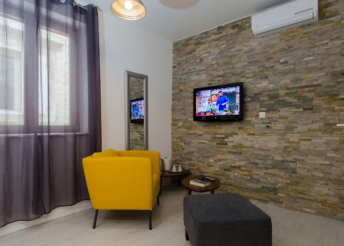 & Tiramola - Old Town Τρογκίρ