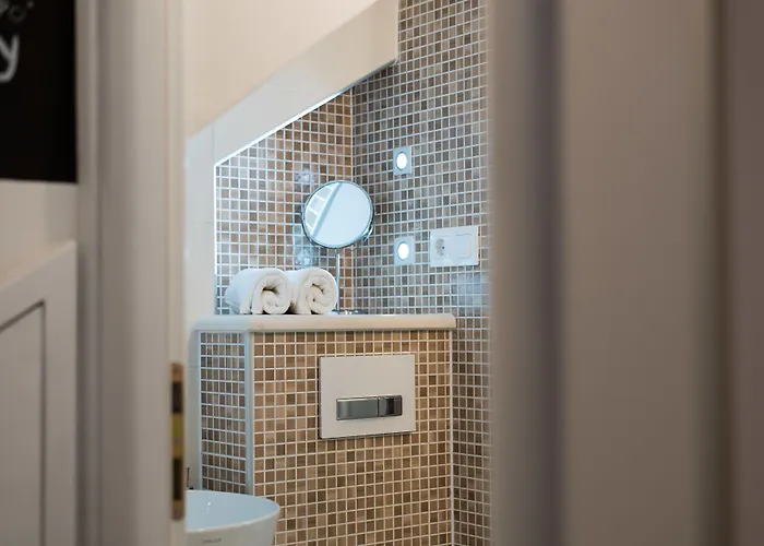 Πανσιόν & Tiramola - Old Town