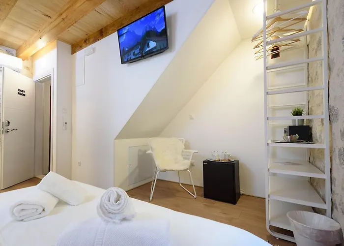 & Tiramola - Old Town Πανσιόν