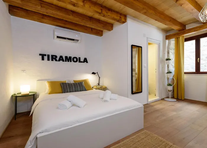 & Tiramola - Old Town Πανσιόν