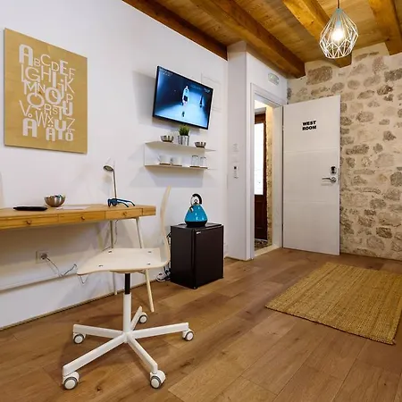 & Tiramola - Old Town Гостьовий будинок 3*