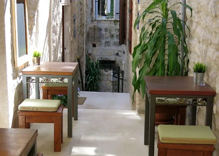 Penzion & Tiramola - Old Town 3*