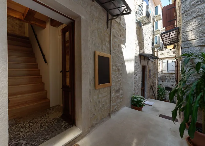 & Tiramola - Old Town 3*