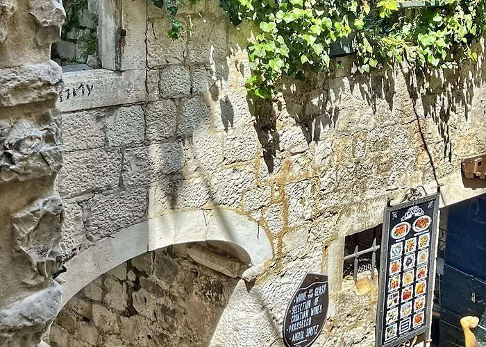 Penzion & Tiramola - Old Town 3*